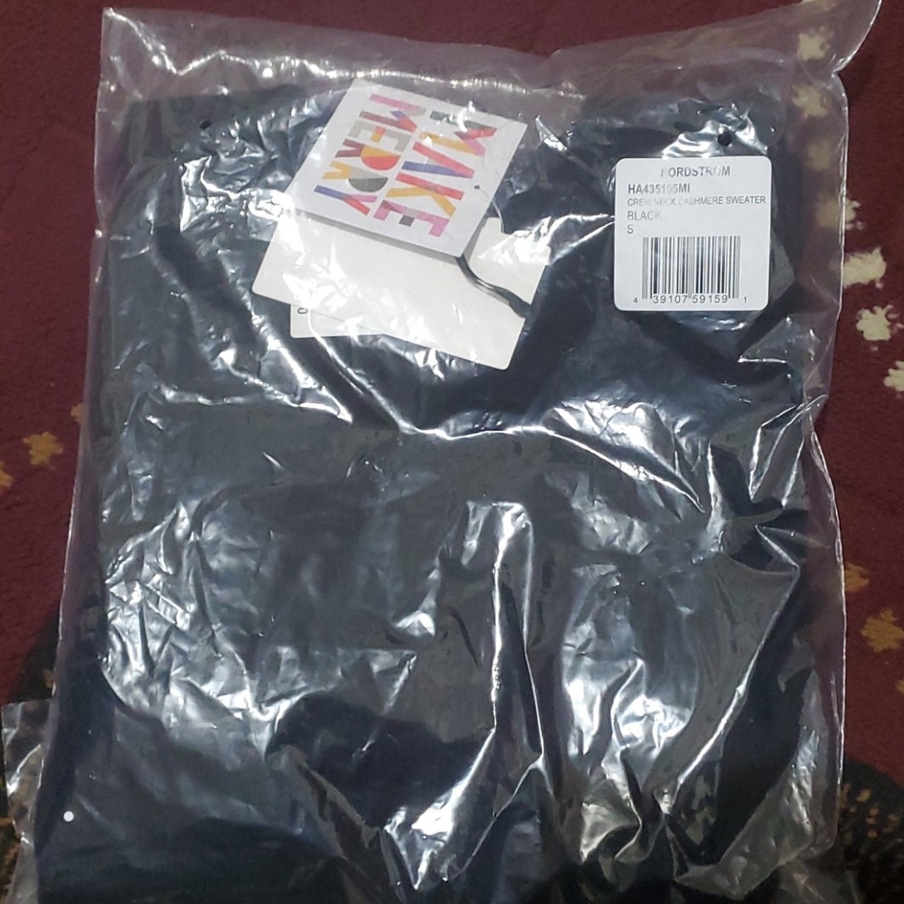 Crew neck cashmere sweater